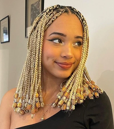 blonde knotless braids with beads