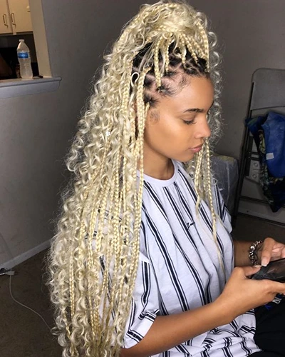 blonde knotless braids with curls